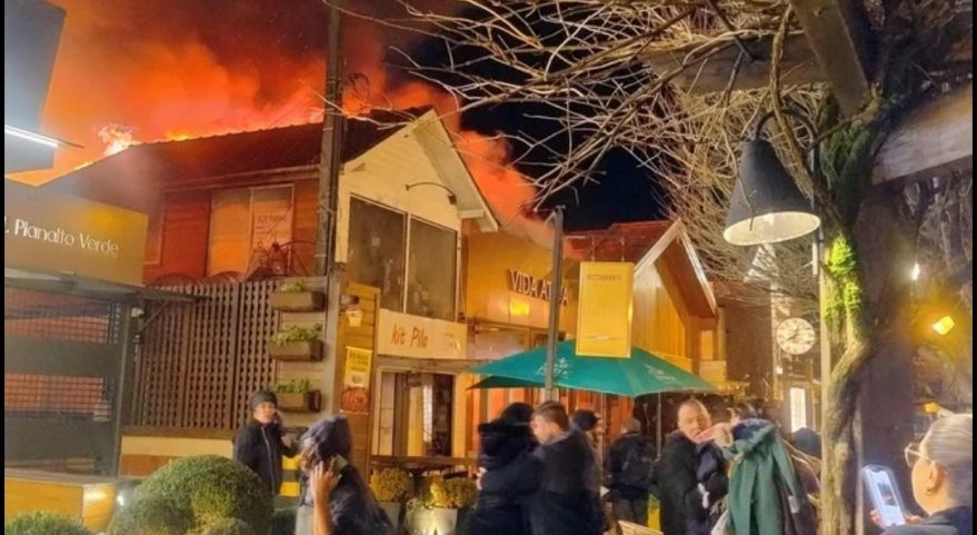(Vídeo) Incêndio atinge duas lojas e um restaurante na principal rua de Gramado (RS)
