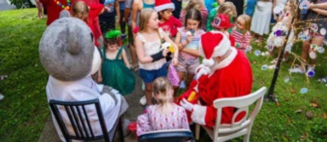 (VÍDEO) Nos EUA: comunidade antecipa o Natal para menina com câncer em estágio avançado