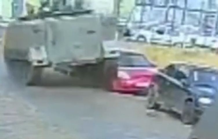 (VÍDEO) Blindado do Exército destrói lateral de carro estacionado em Ponta Grossa (PR)