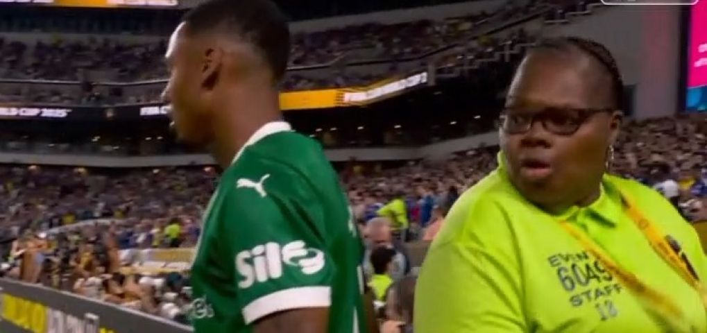 (VÍDEO) Momento inusitado: segurança leva susto com aproximação de jogador do Palmeiras