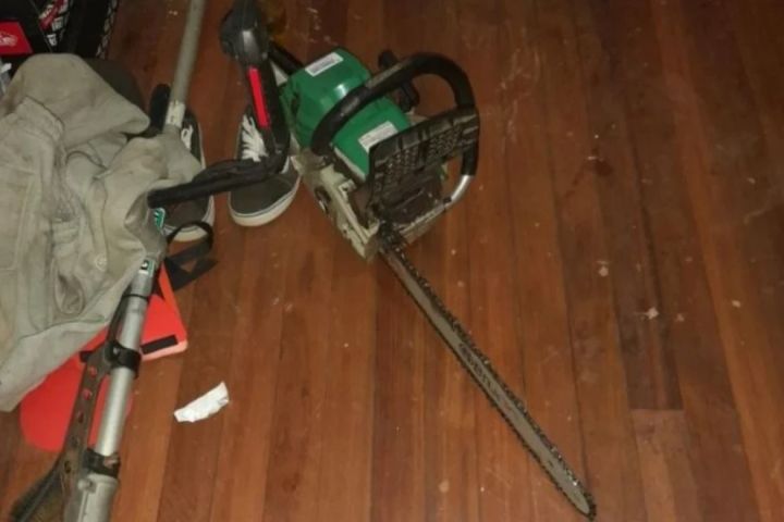 Homem é preso após agredir esposa e ameaçá-la com motosserra em Morro Grande