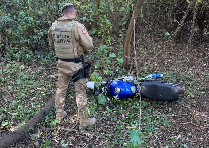 (Vídeo) Duas motos furtadas são encontradas na barranca do rio Tubarão