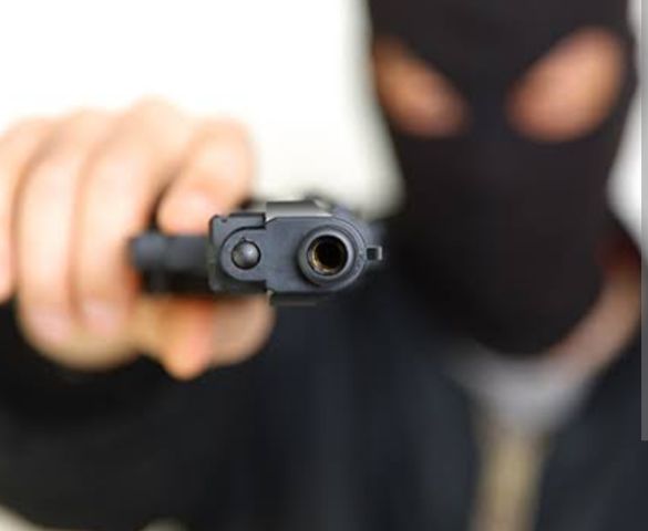 Homem armado assalta estabelecimento e foge de motoneta em Tubarão