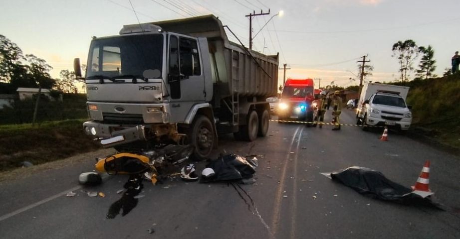 Acidente gravíssimo: mãe e filho morrem em colisão entre moto e caminhão no acesso para Campo Bom