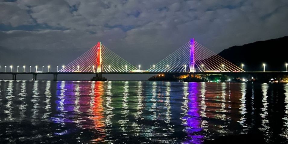 Foto da ponte Anita Garibaldi em Laguna encanta com iluminação noturna e reflexos na lagoa