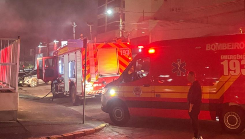 Princípio de incêndio mobiliza Corpo de Bombeiros no bairro Aeroporto, em Tubarão