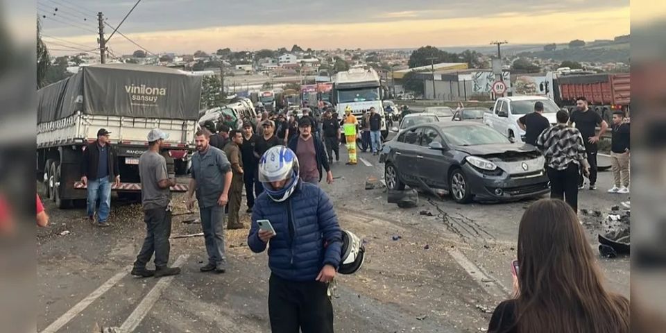 (VÍDEO) Pelo menos seis veículos são atingidos por caminhão desgovernado no Paraná