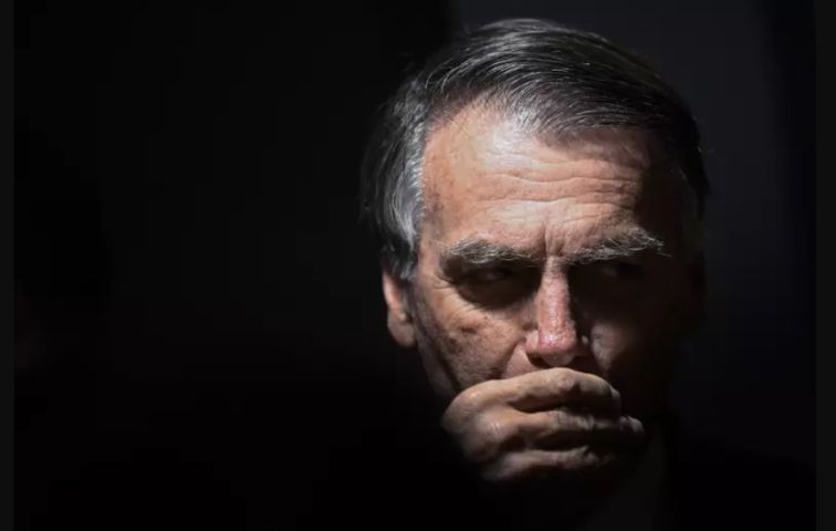 Bolsonaro é alvo de buscas da PF e passará a usar tornozeleira eletrônica