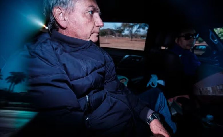 Conteúdo de pen drive achado na casa de Bolsonaro é irrelevante, diz perícia da PF