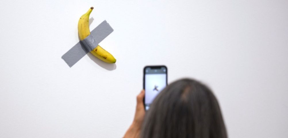 Visitante come banana de obra de arte avaliada em US$ 6,2 milhões