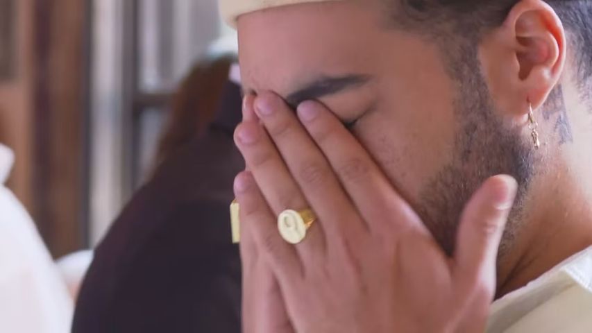 (Vídeo) Francisco Gil acaricia a mãe, Preta Gil, durante velório no Theatro Municipal do Rio