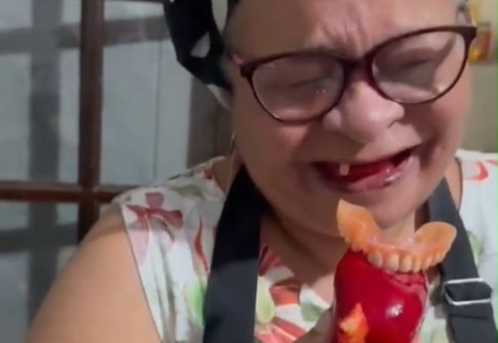(Vídeo) Vídeo de senhora perdendo dentadura ao morder Morango do Amor viraliza nas redes