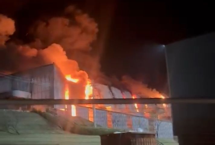 (Vídeo) Incêndio de grandes proporções atinge empresa Eko’7 na BR-282, em Chapecó