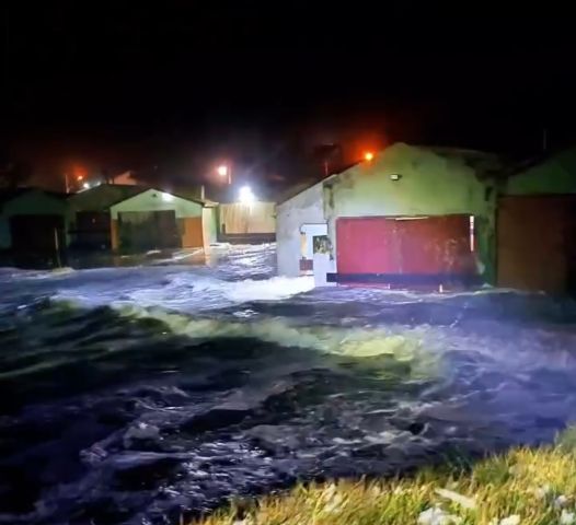 Mar agitado atinge o Farol de Santa Marta em Laguna com avanço da ressaca causada por ciclone