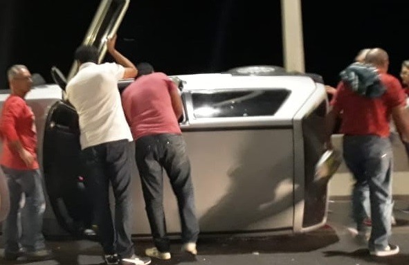 Carro tomba após colidir com caminhão sobre a Ponte Anita Garibaldi, em Laguna
