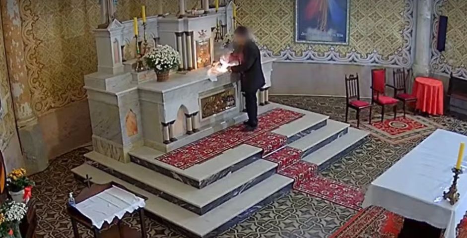 Câmera flagra homem detonando explosivo no altar de igreja histórica em SC; polícia investiga
