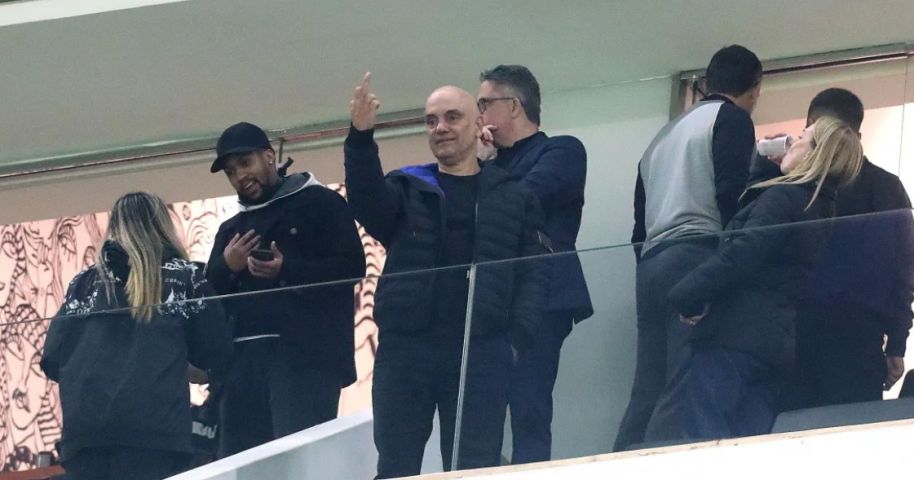 Moraes é vaiado por torcedores e mostra dedo do meio em jogo de futebol