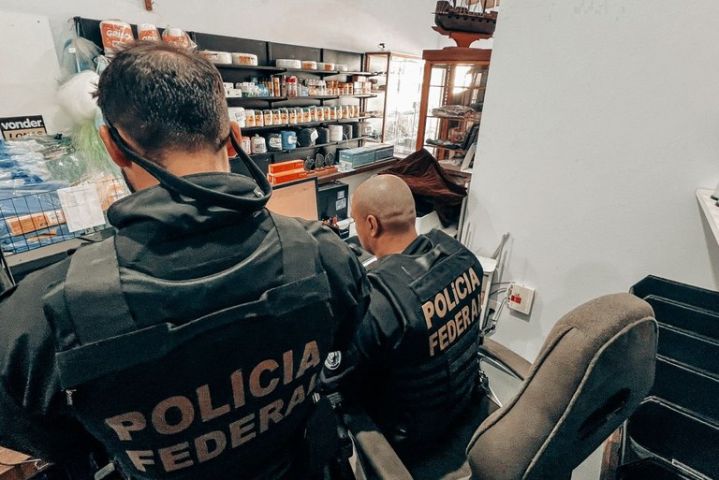 Homem é preso pela PF em Laguna por armazenar material de abuso sexual infantil