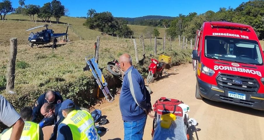 (VÍDEO) Mulher sofre ferimentos graves em acidente de moto em Pescaria Brava