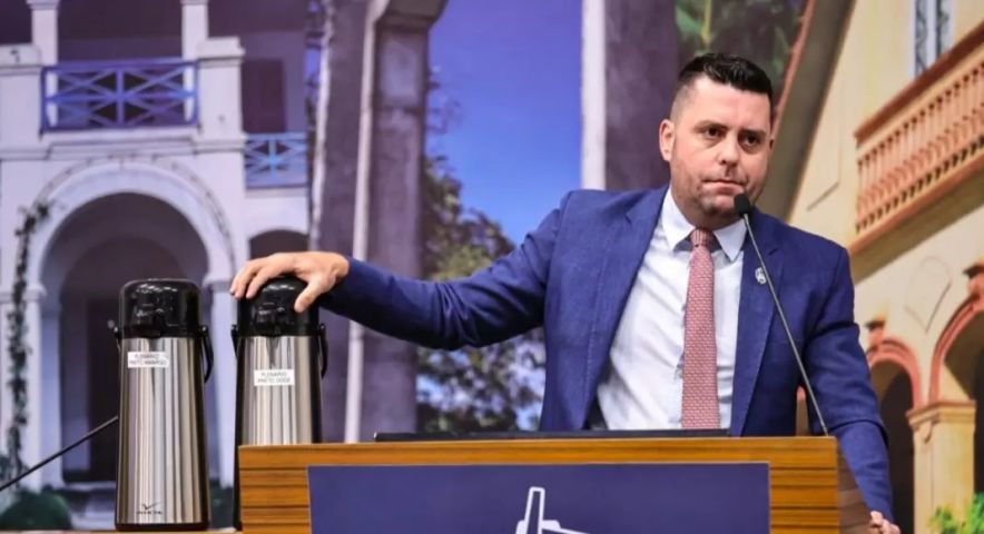 Confusão no cafezinho da Câmara de Joinville: etiquetas com 'preto amargo' e 'preto doce' viram caso de racismo