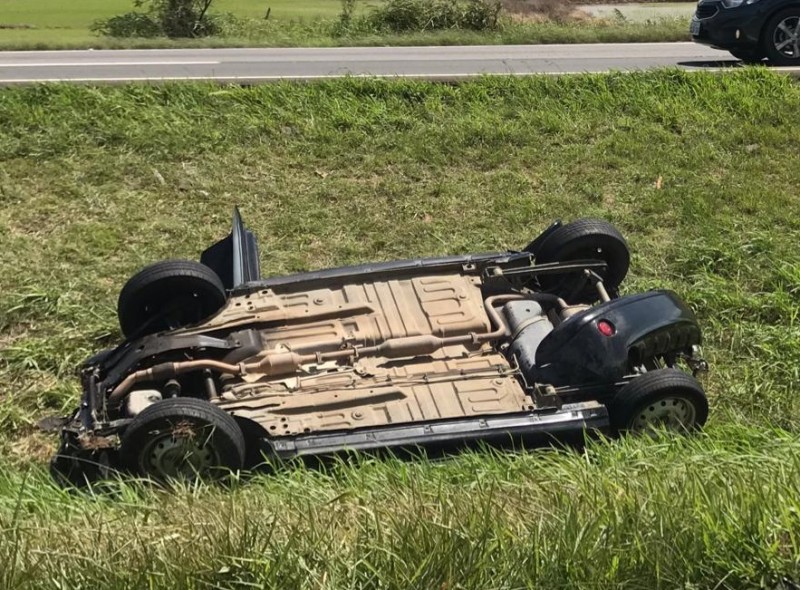 Condutor perde o controle do veículo e capota em Sangão