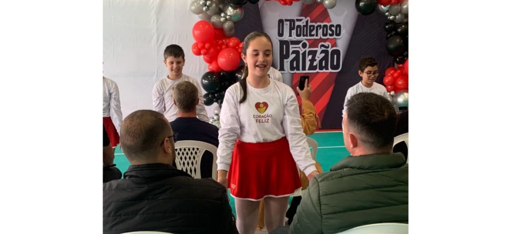 (Vídeo) Aluna de 10 anos leva pai e padrasto para apresentação do Dia dos Pais no Colégio Coração Feliz, em Tubarão
