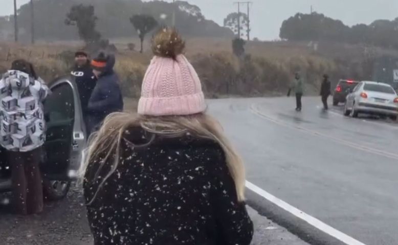 (Vídeo) Moradores e turistas registram neve neste sábado, 9, em Urubici