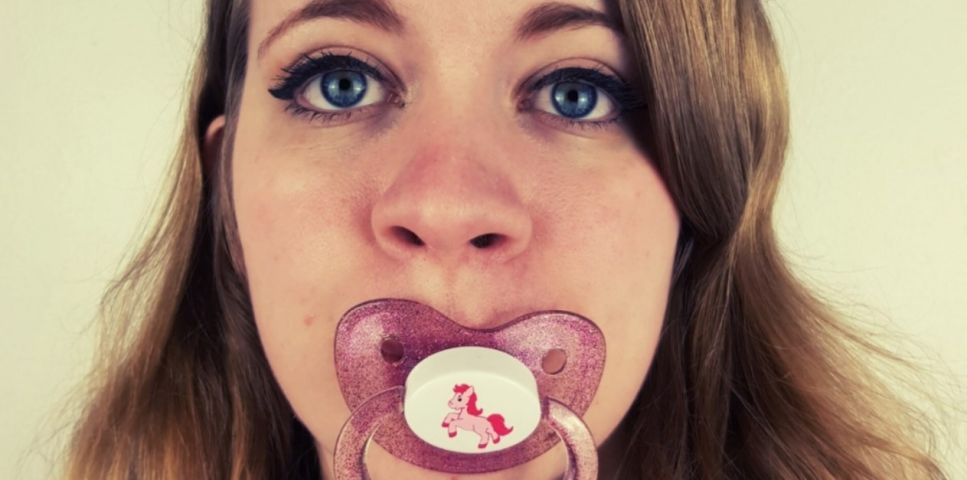 Nova tendência entre adultos: uso de chupeta para aliviar estresse e ansiedade