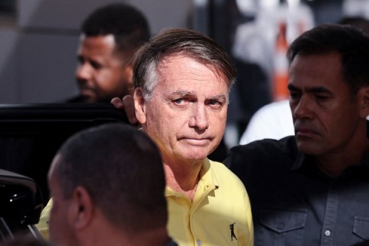Bolsonaro deixa prisão domiciliar para exames médicos em Brasília