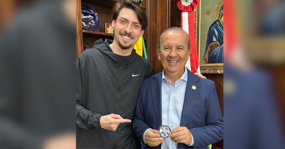 Renan Bolsonaro presenteia Jorginho com medalha 'imbrochável' em SC