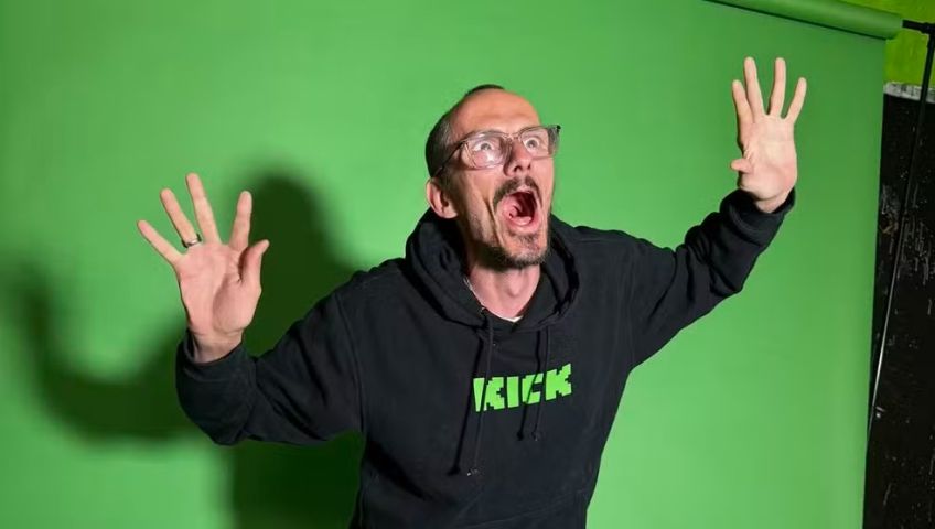 Influenciador morre durante transmissão ao vivo na França e acende alerta sobre violência nas redes