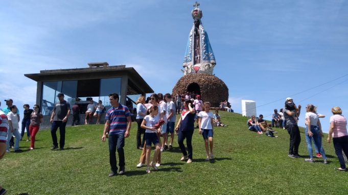 Fiéis enfrentam subida até santuário de Nossa Senhora Aparecida, em Treze de Maio