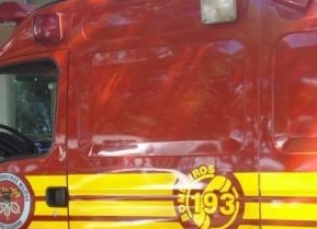 Ocorrência em andamento: bombeiros combatem incêndio em casa, em Tubarão