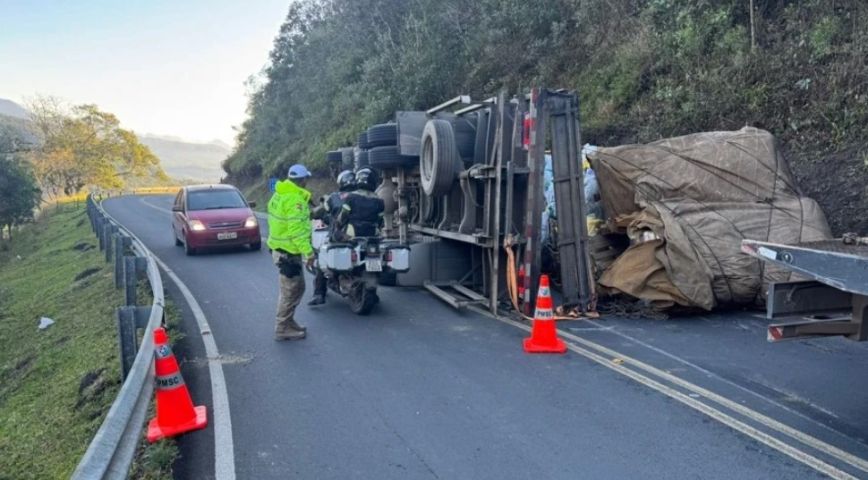 Caminhão tomba na Serra do Rio do Rastro e deixa trânsito em meia pista