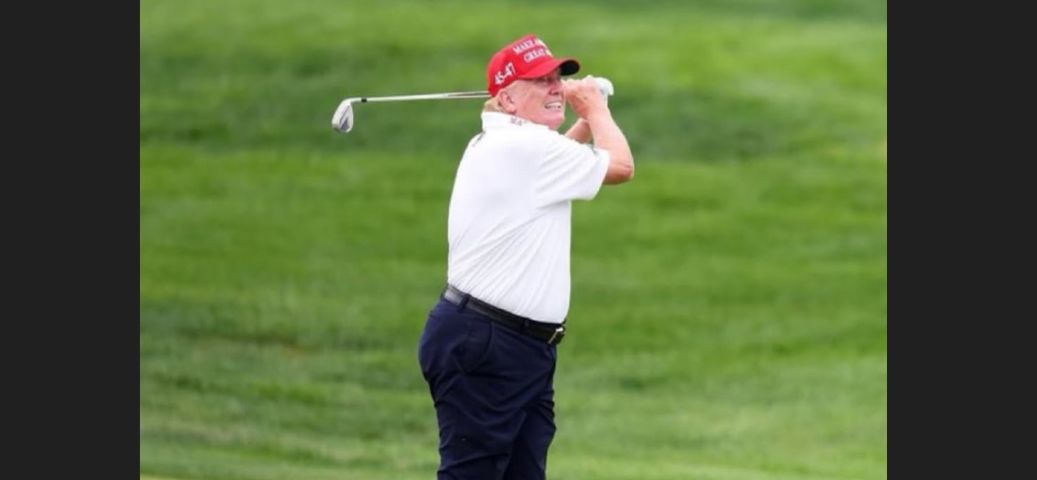 Donald Trump é visto jogando golfe após rumores sobre sua morte