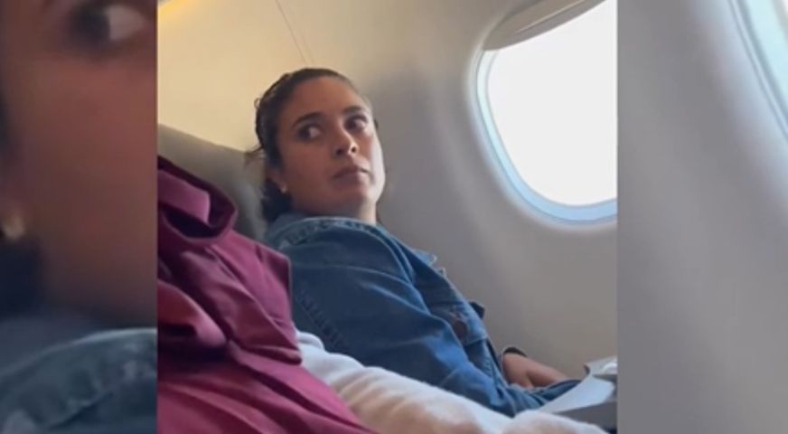 (Vídeo) Mulher curada de câncer recebe declaração emocionante da irmã em avião