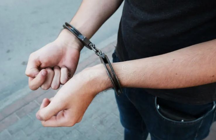 Homem de 22 anos é detido por desobediência e ameaças contra policiais em Laguna