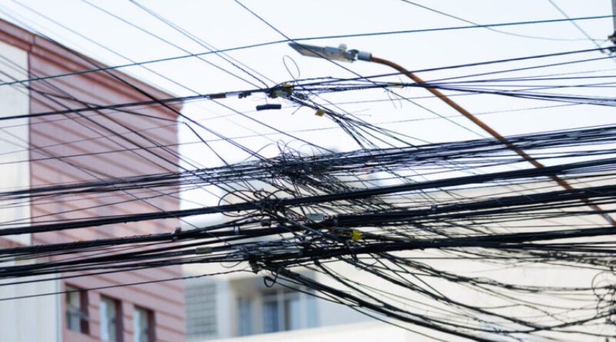 Mais fios antigos serão retirados nesta quinta-feira em Tubarão; veja horários e desvios no trânsito