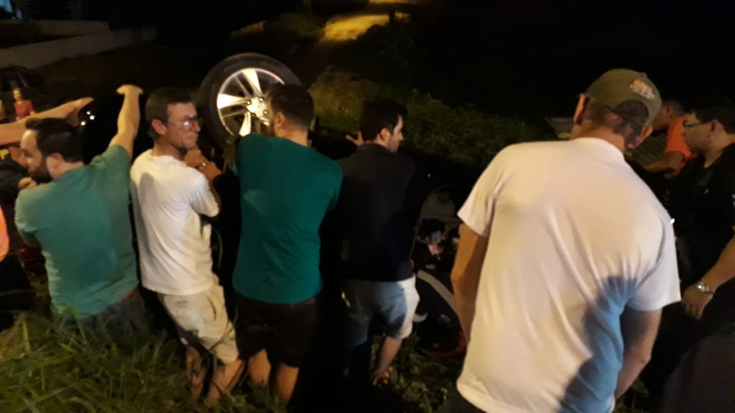 Ocorrência em andamento: Veículo capota no trevo de Braço do Norte