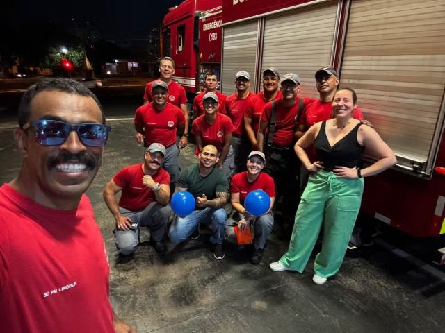 (VÍDEO) Bombeiro daltônico passa a enxergar cores após ganhar óculos especiais dos colegas