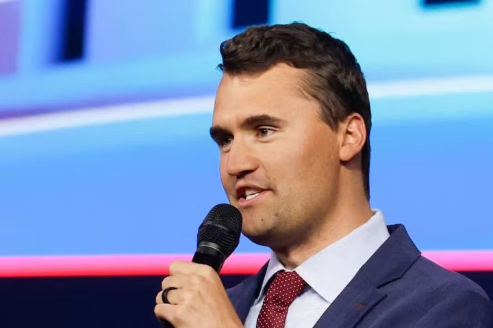 EUA manda revogar visto de brasileiro que comemorou morte de Charlie Kirk