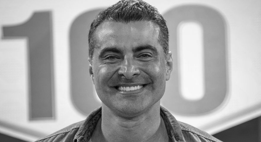 Modelo e apresentador JP Mantovani morre após cair de moto e ser atropelado