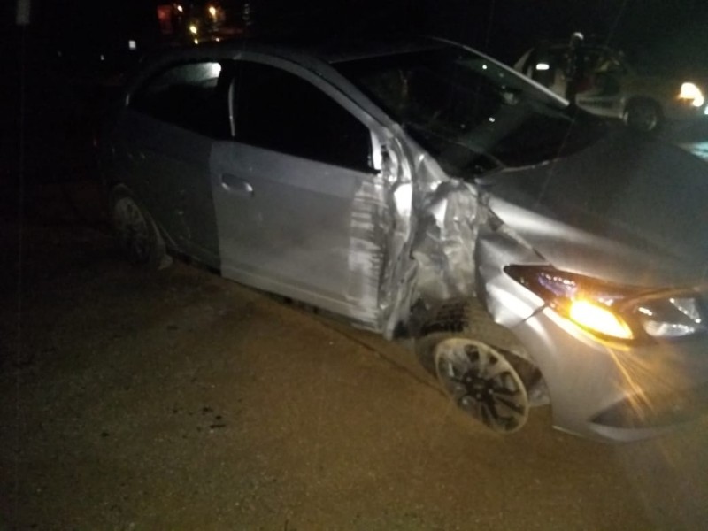 Motorista embriagado colide contra poste na SC-370