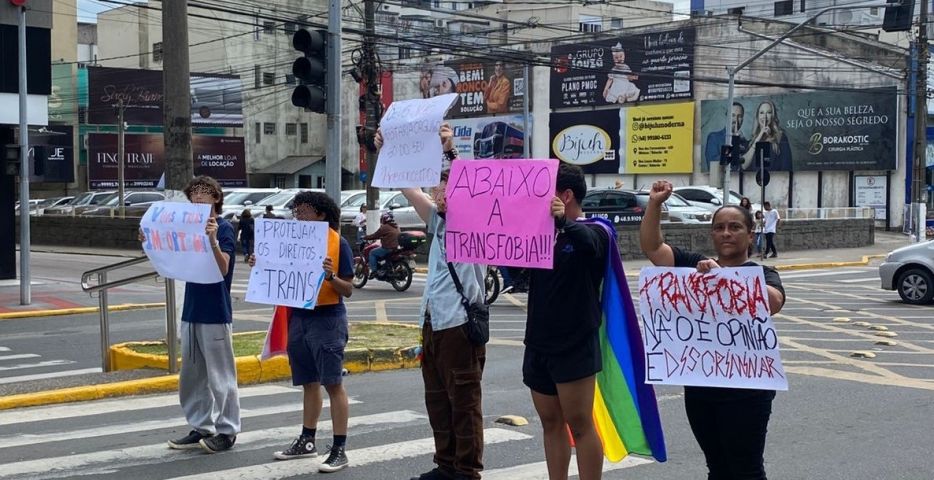 (Vídeo) Estudantes realizam manifestação em solidariedade a aluna trans em Tubarão