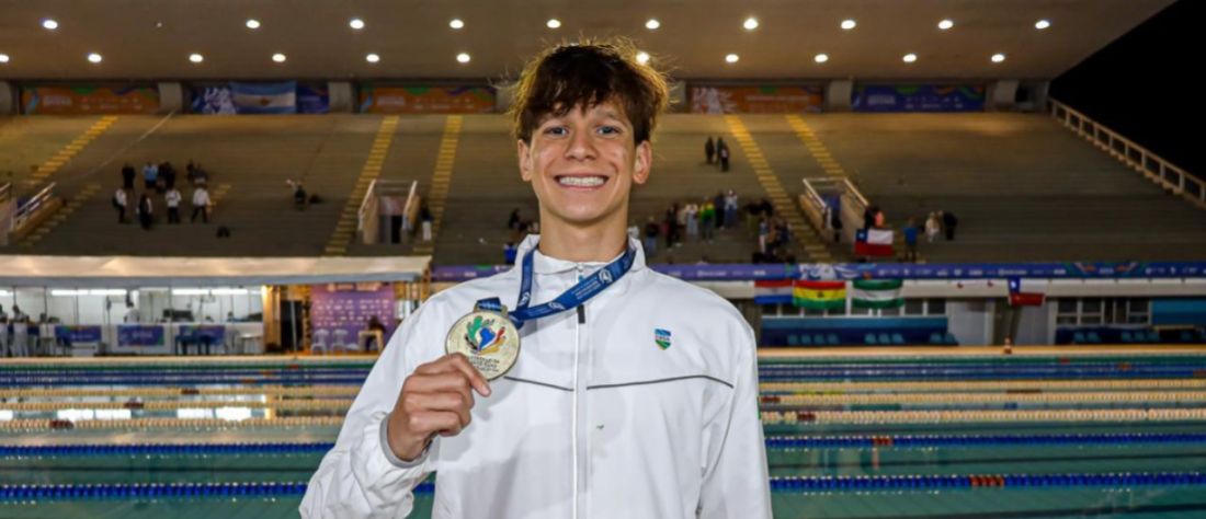 Jovem tubaronense conquista ouro e recorde no Sul-Americano Juvenil de Natação