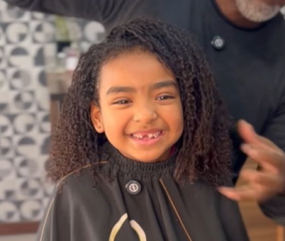 Menina que sofria bullying por causa de seu cabelo se emociona com novo corte