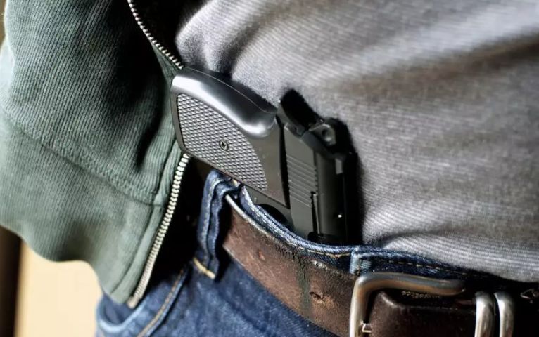 Crianças avistam homem com 'arma' em via pública no Centro de Gravatal
