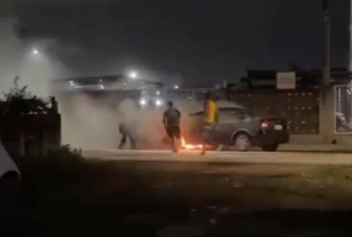 Carro pega fogo no bairro Passagem em Tubarão