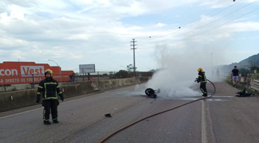 Motocicleta pega fogo após acidente na BR-101 em Tubarão