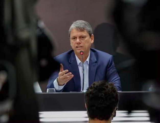 ‘No dia em que começarem a falsificar Coca-Cola, vou me preocupar’, diz Tarcísio sobre casos de intoxicação por metanol em SP